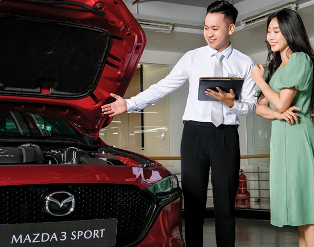 Nhân viên Mazda Đắk Lắk giới thiệu xe