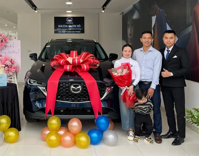 Bàn giao xe Mazda cho khách hàng